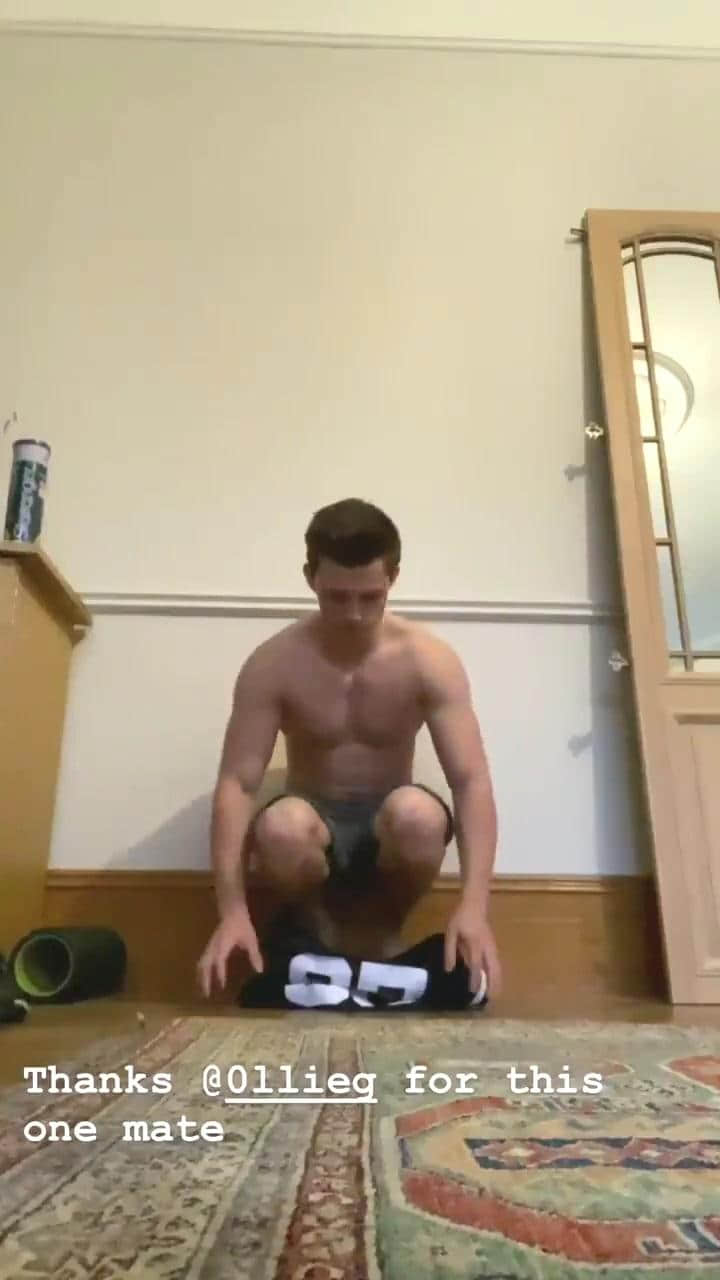 小蜘蛛侠汤姆荷兰挑战倒立穿衣与萤幕伴侣杰克葛霍伦一起秀肌肉-NICEOLO