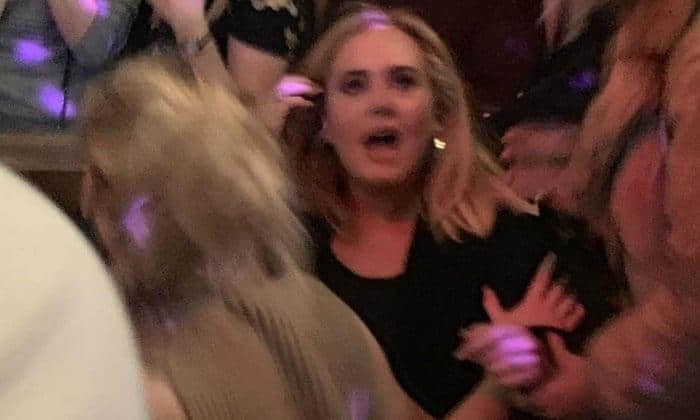 阿黛尔与珍妮佛劳伦斯到同志酒吧玩超开，拼酒、抱男人、扑倒对方样样来！-NICEOLO