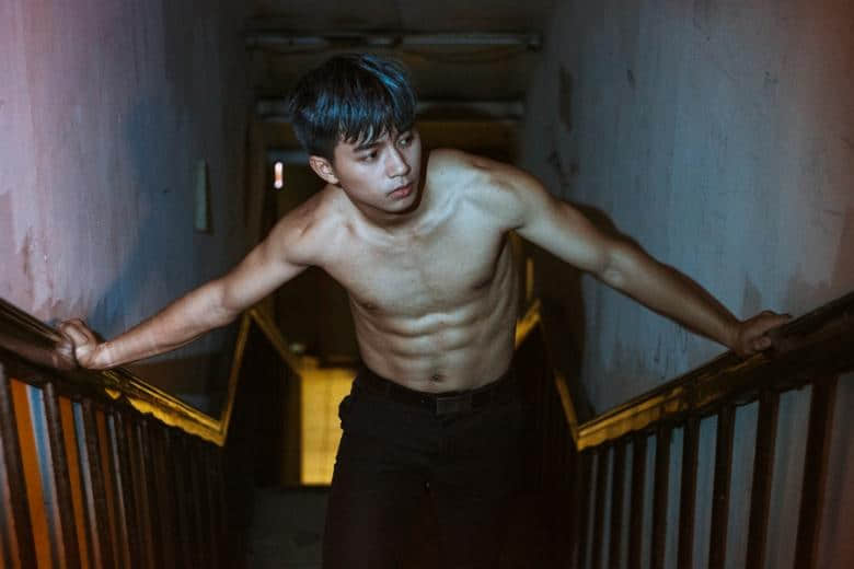 摄影师Kat镜头下的裸身男孩(上):老派少年与大雨下的裸男 -1 摄影师Kat镜头下的裸身男孩(上):老派少年与大雨下的裸男-NICEOLO