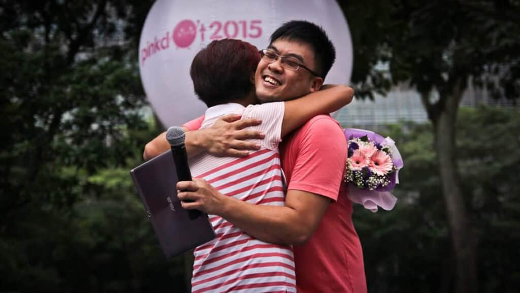 新加坡HIV感染者资料外洩，她站出来支持感染者儿子：学会接纳可以拯救生命-NICEOLO