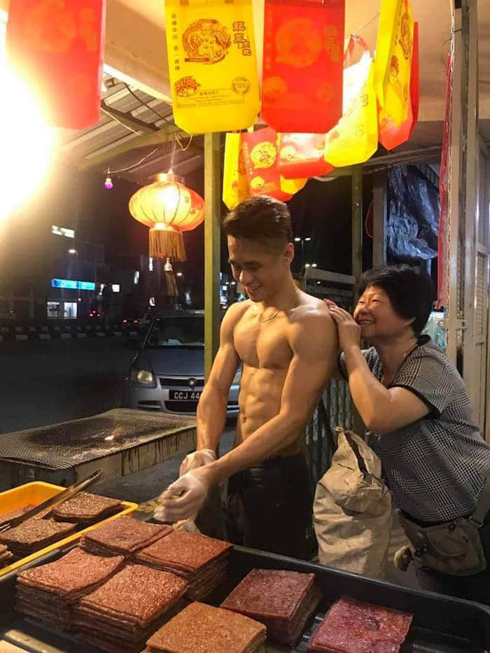 爆肉马来西亚天菜肉干侠!裸上身卖肉干超诱人! -7 爆肉马来西亚天菜肉干侠!裸上身卖肉干超诱人!-NICEOLO