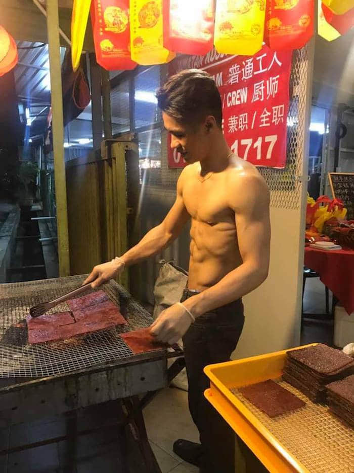 爆肉马来西亚天菜肉干侠!裸上身卖肉干超诱人! -2 爆肉马来西亚天菜肉干侠!裸上身卖肉干超诱人!-NICEOLO