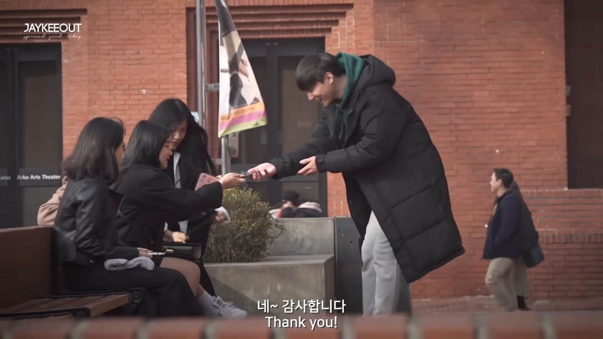 南韩男同志情侣Youtuber走上街头耍恩爱，社会实验提问韩国人同志友善吗？-NICEOLO