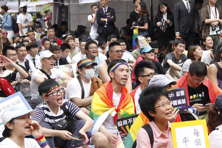 同婚法案协商毫无共识、逐条保留，导演易智言：希望《蓝色大门》中的挣扎可以走入历史-NICEOLO
