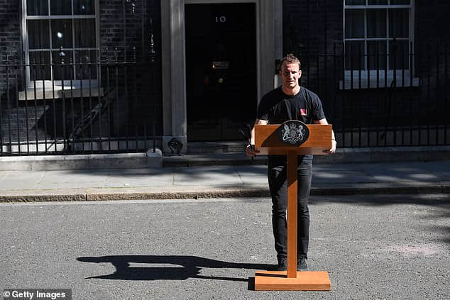 素人肌肉帅哥现身英国首相辞职记者会　网友爆喊：让他成为新首相！-NICEOLO