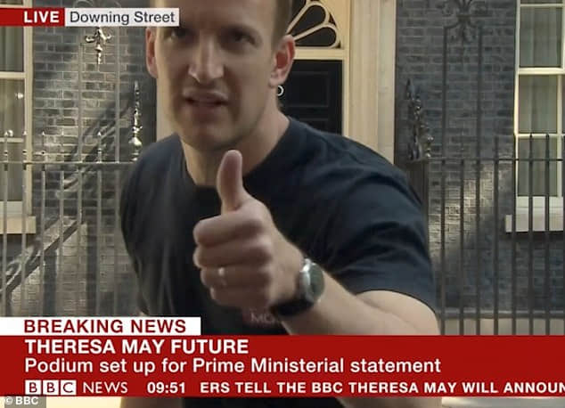 素人肌肉帅哥现身英国首相辞职记者会　网友爆喊：让他成为新首相！-NICEOLO