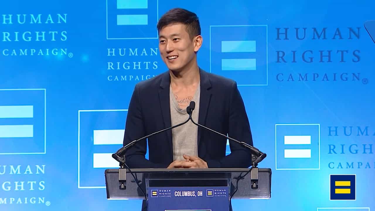 韩裔男同志演员含泪发表动人演说:「还有很多跟我一样的LGBTQ孩子承受着痛苦」-NICEOLO