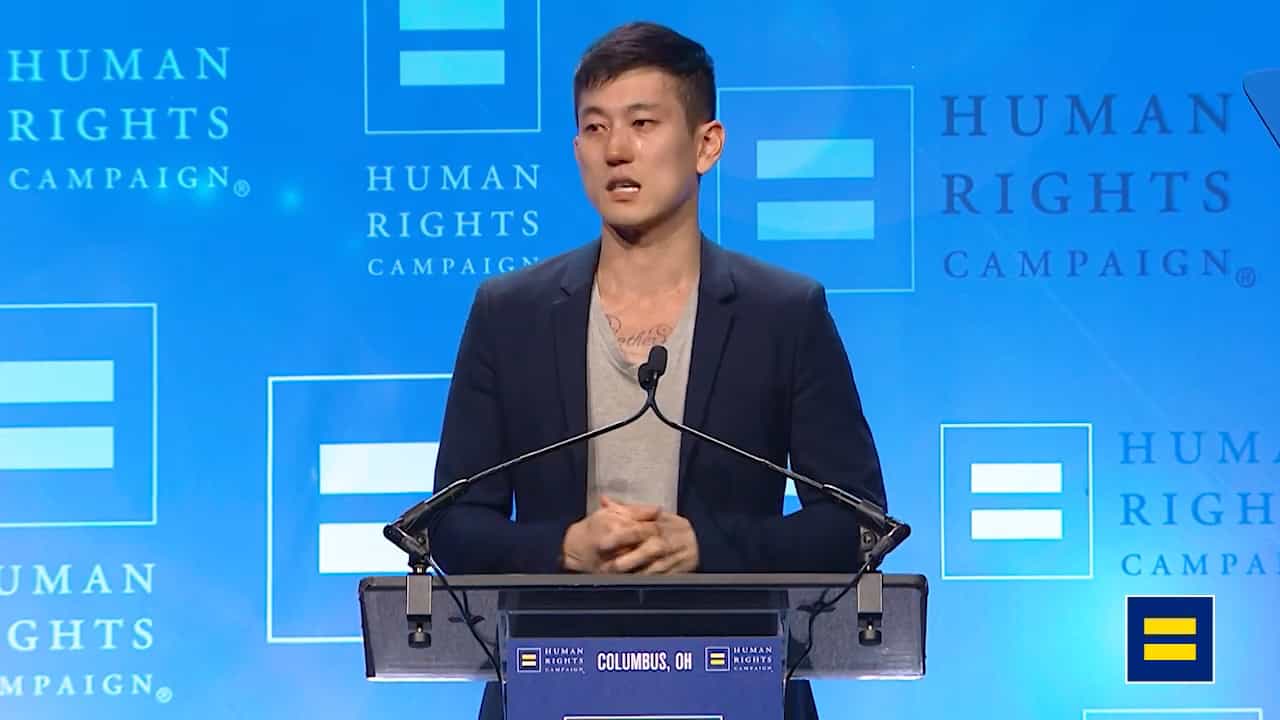 韩裔男同志演员含泪发表动人演说:「还有很多跟我一样的LGBTQ孩子承受着痛苦」-NICEOLO