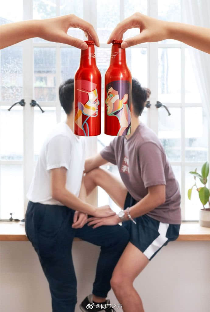 百威七夕推啤酒文案「爱不只一种，爱只有一种」　网友把男性包装摆一起晒恩爱-NICEOLO