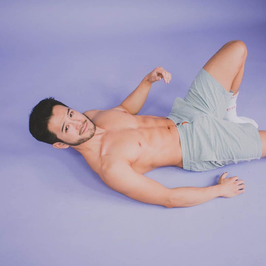 新加坡男同志歌手MV大秀好身材 新歌谈约炮：当我们向外找爱，就得面对孤独-NICEOLO