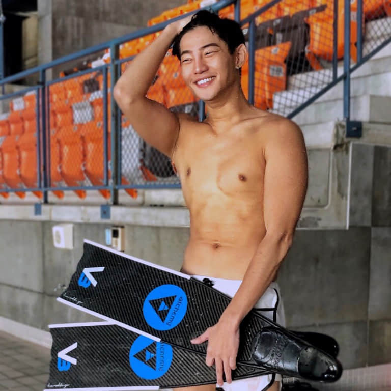 单眼皮壮肌帅哥演出男同志空少 被大妈猛戳硬硬胸肌！-NICEOLO