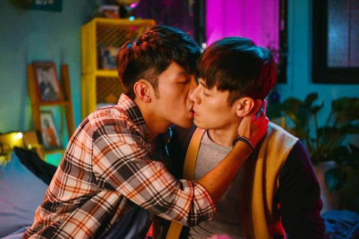 邱志宇创作《我的灵魂是爱做的》电影主题曲 MV里与异男忘热吻：嘴唇好软！-NICEOLO