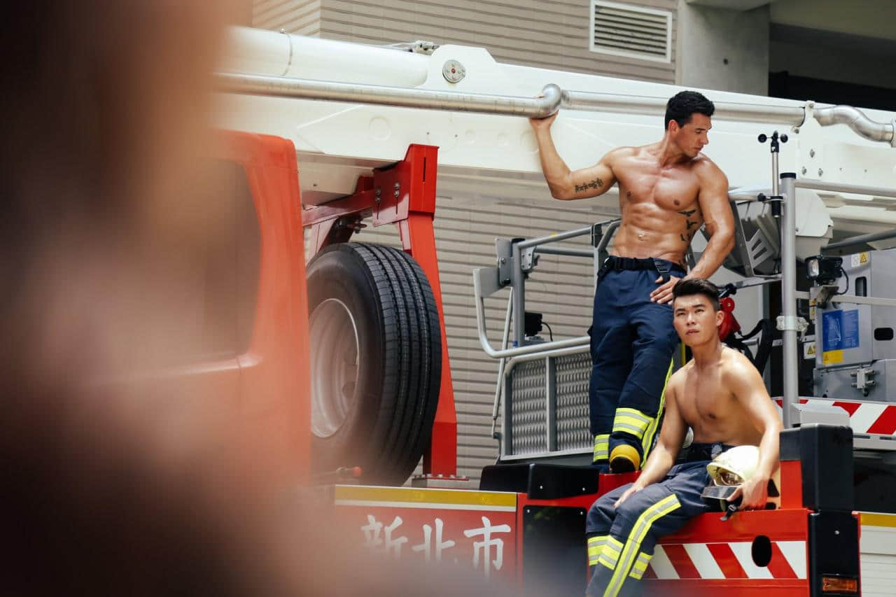 台澳猛男消防员合体互尬身材！合拍2020年最火辣消防月历！-NICEOLO