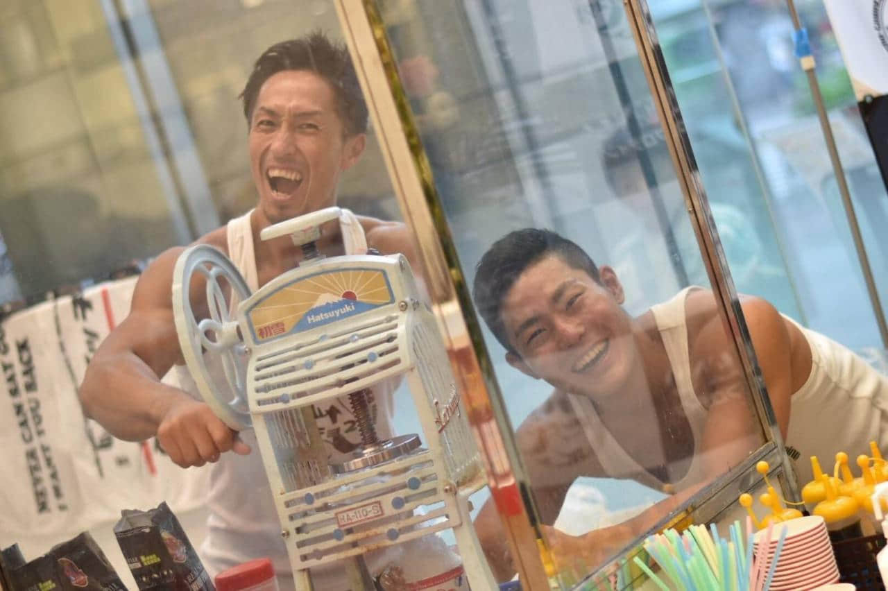 日本百货公司举办筋肉帅哥刨冰活动 喷发浓郁糖浆让你口水流到湿!-NICEOLO