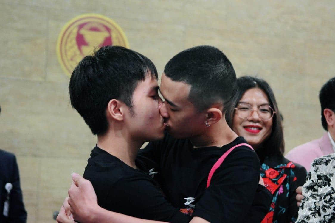 泰国男同志伴侣为婚姻平权抗议 在议会当众接吻:「这是身而为人的普世权利」-NICEOLO
