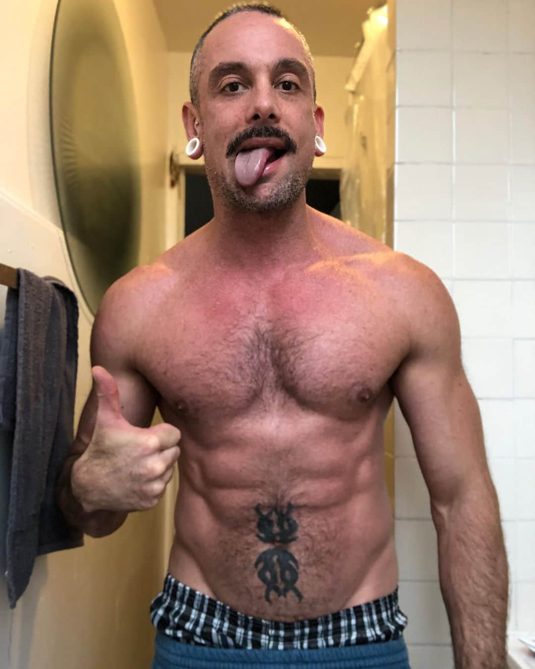 《决战时装伸展台》男同志设计师疯副业 跨界性感自拍OnlyFans！-NICEOLO