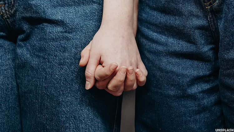 公开晒恩爱很难?6成欧洲LGBTQ族群不敢在大街上手牵手 -2 公开晒恩爱很难?6成欧洲LGBTQ族群不敢在大街上手牵手-NICEOLO