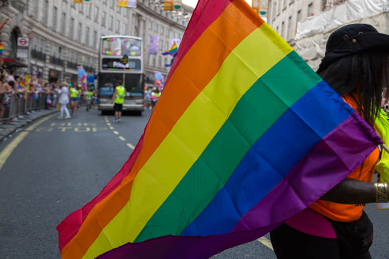 公开晒恩爱很难?6成欧洲LGBTQ族群不敢在大街上手牵手 -3 公开晒恩爱很难?6成欧洲LGBTQ族群不敢在大街上手牵手-NICEOLO