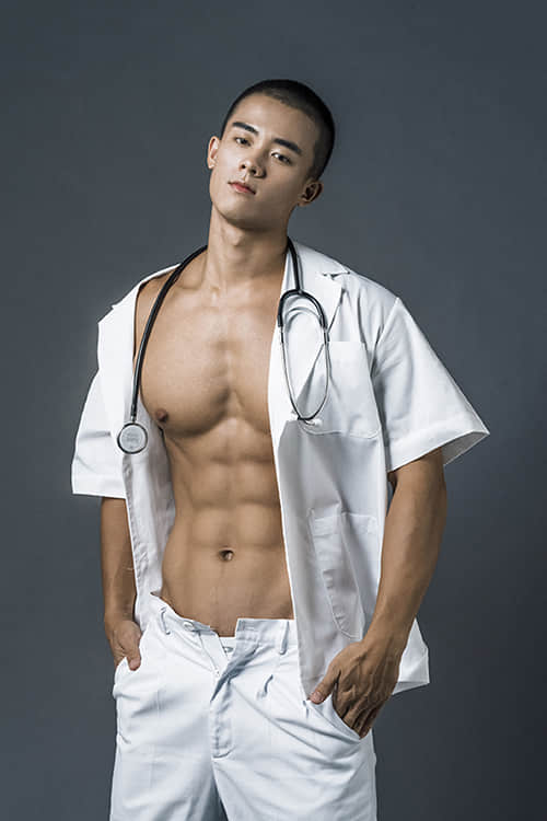 天菜创作才子摄影师与三位肌肉网帅的慾色火花-《制服男友MEN IN UNIFORM:曾崇伦原创写真》-NICEOLO
