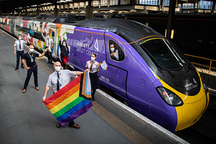 赶快上车!英国首部彩虹列车命名大赛开跑 还有LGBT+服务员欢迎您的搭乘 -3 赶快上车!英国首部彩虹列车命名大赛开跑 还有LGBT+服务员欢迎您的搭乘-NICEOLO
