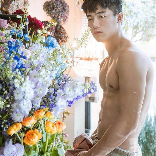 《馋上你》甜系野性男孩Cheng范成章出道来头不小 花艺马术与模特，六块腹肌三项专长-NICEOLO