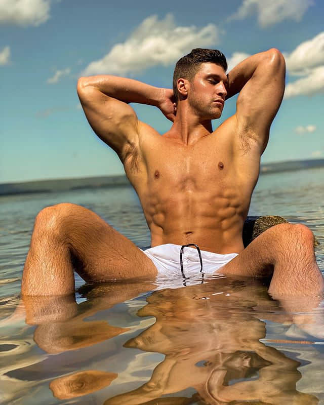 周一品肌肉｜下面太强不晃会撞到地上的超巨肌肉内裤男模：Kyle Hynick-NICEOLO