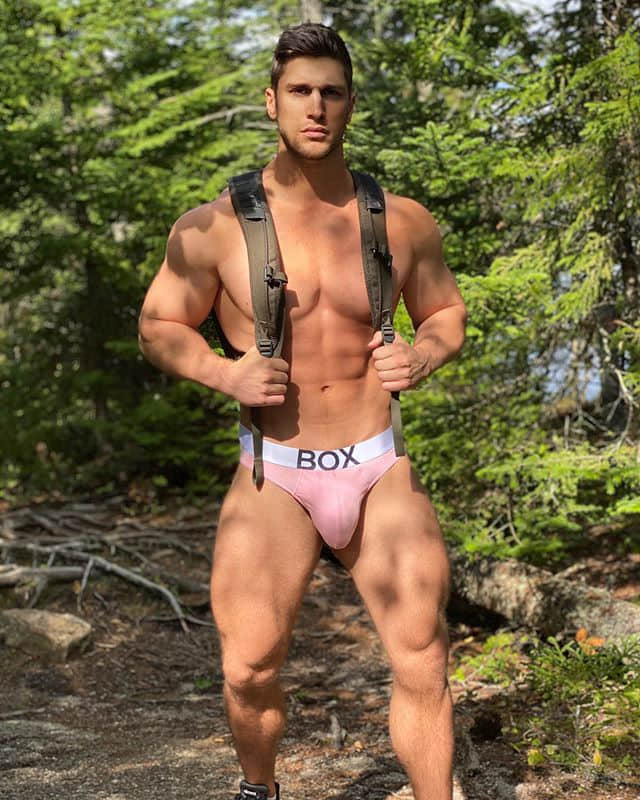 周一品肌肉｜下面太强不晃会撞到地上的超巨肌肉内裤男模：Kyle Hynick-NICEOLO