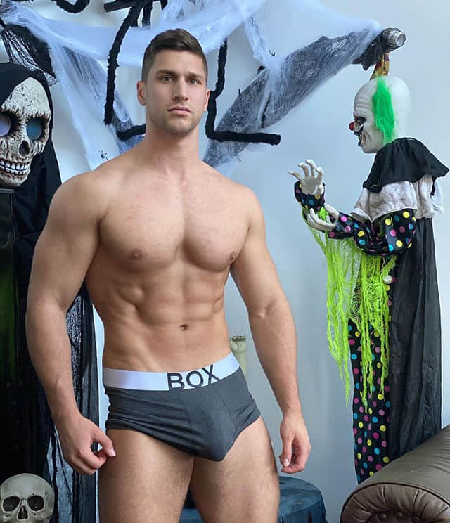 周一品肌肉｜下面太强不晃会撞到地上的超巨肌肉内裤男模：Kyle Hynick-NICEOLO