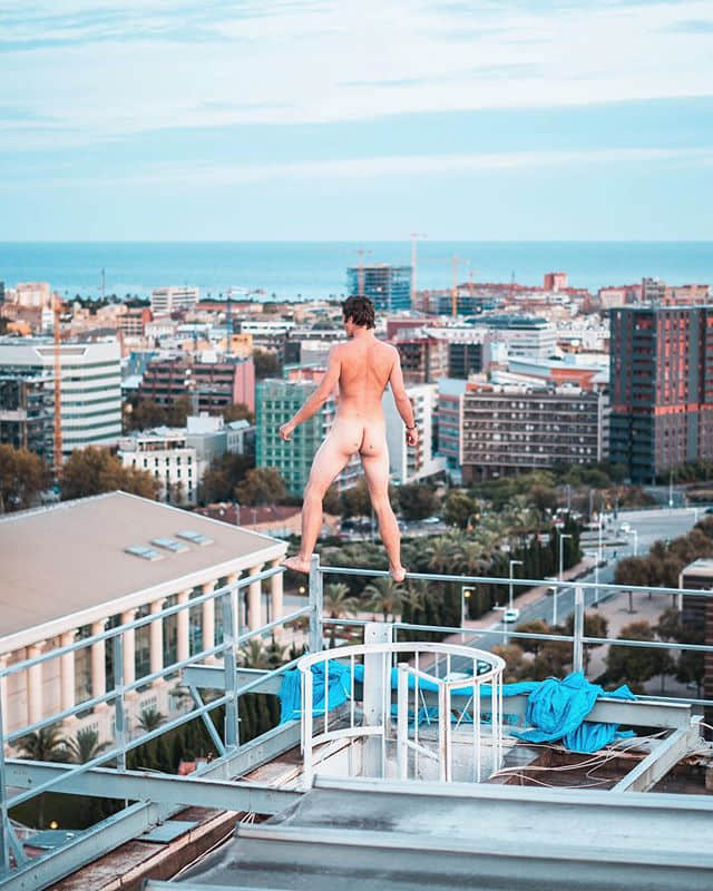 超狂青春!年轻底迪极限挑战露屁屁 全裸高空悬吊吓尿一堆观众 -4 超狂青春!年轻底迪极限挑战露屁屁 全裸高空悬吊吓尿一堆观众-NICEOLO