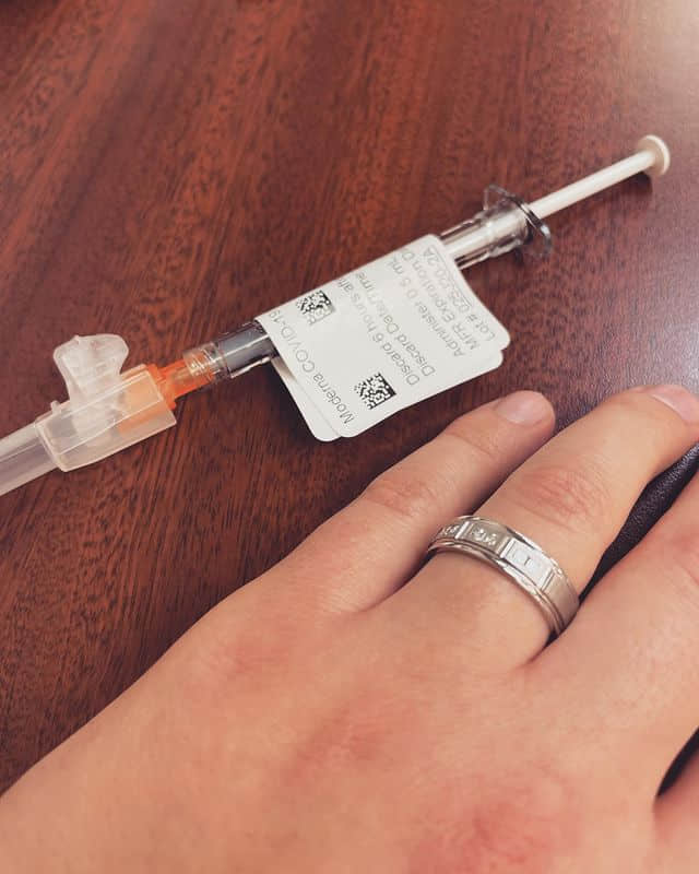 疫苗之恋闪爆眼！美男护士为男友注射疫苗，胶带下居然偷藏惊喜-NICEOLO