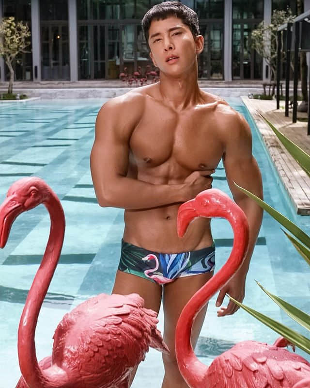 周一品肌肉|海滩热裤伸出长长大象鼻,肌肉大写性感让你全身湿透:SUN-NICEOLO