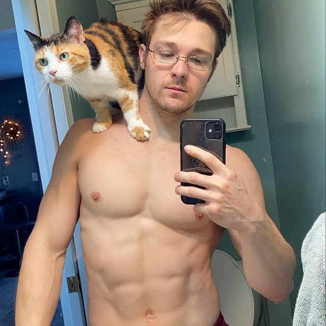 周一品肌肉｜和重训与超萌猫猫过着幸福人生的美国巨巨帅哥：Cody Messner-NICEOLO