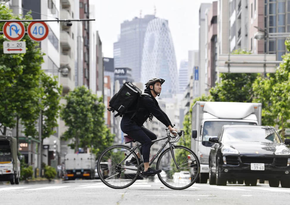 日本剑击天菜三宅谅兼差求生存 奥运银牌选手改行送外卖-NICEOLO