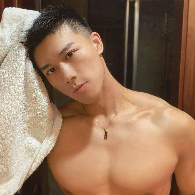 周六尝鲜肉|眼神锐利帅到出水!满足你的虎系鲜肉男幻想:Matt He-NICEOLO