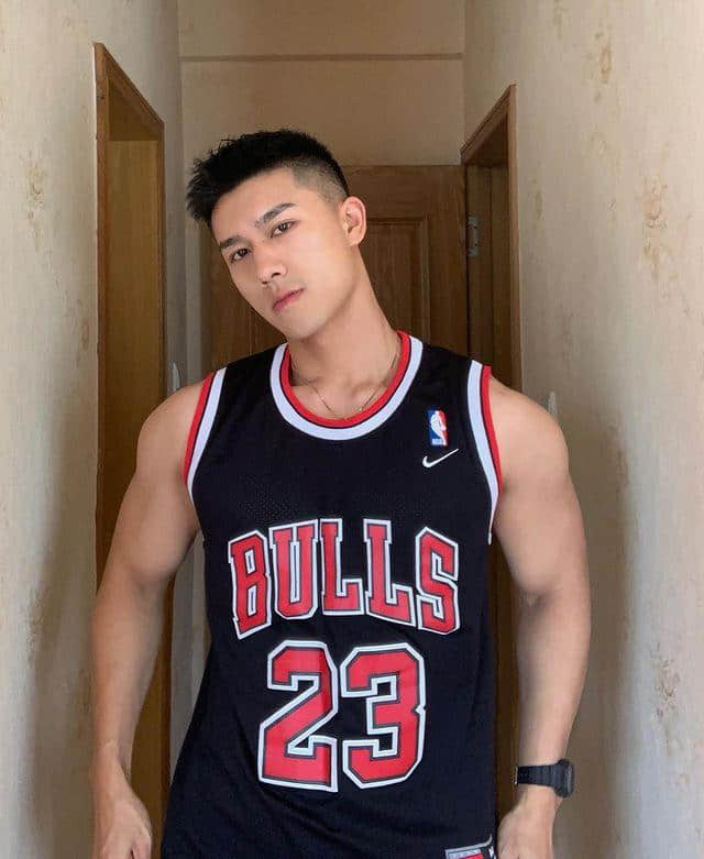 周六尝鲜肉|眼神锐利帅到出水!满足你的虎系鲜肉男幻想:Matt He-NICEOLO