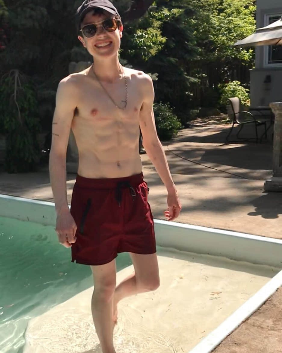六块腹肌炸裂!艾略特佩吉平胸手术后IG首发照露阳光灿笑-NICEOLO
