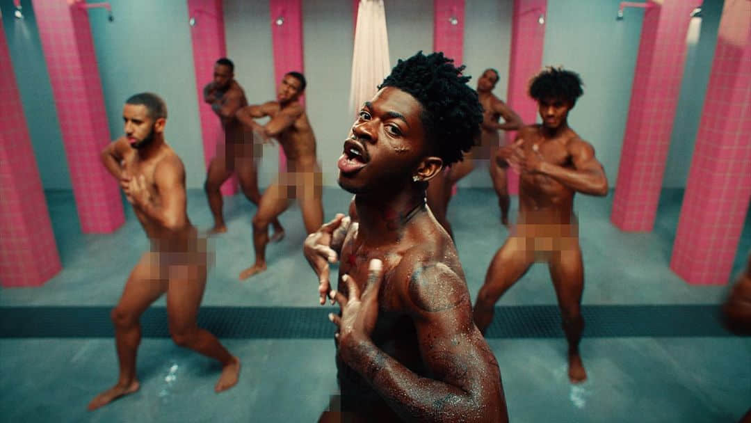 新生代同志饶舌歌手 Lil Nas X 裸池舞蹈 打破粉红监狱-NICEOLO
