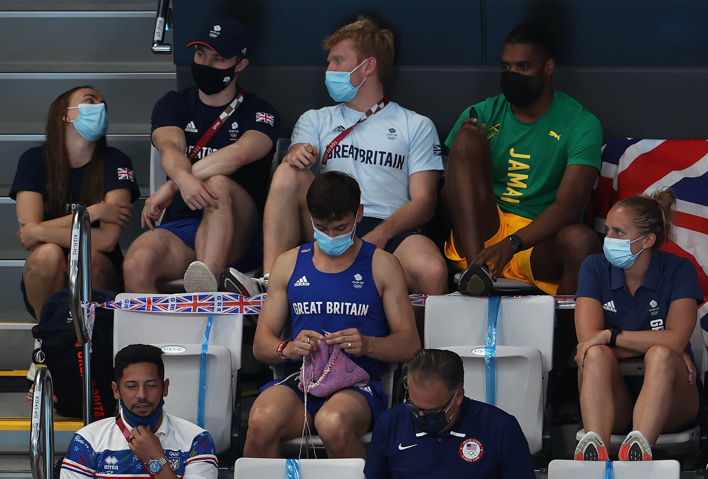原来不只身体灵巧！？奥运金童 Tom Daley 比赛会场上展现惊人手指功夫 萌翻众网友-NICEOLO