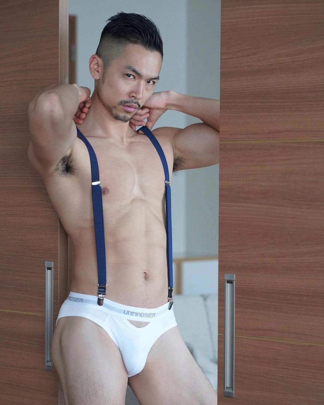 週一品肌肉|美尻露出! 日男性感色寫真讓人大噴鼻血:PonPon-NICEOLO