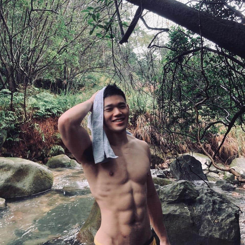 週六嚐鮮肉|被你們閃的很愉快!憨直可愛日男甜曬情侶生活日常:MOMO-NICEOLO