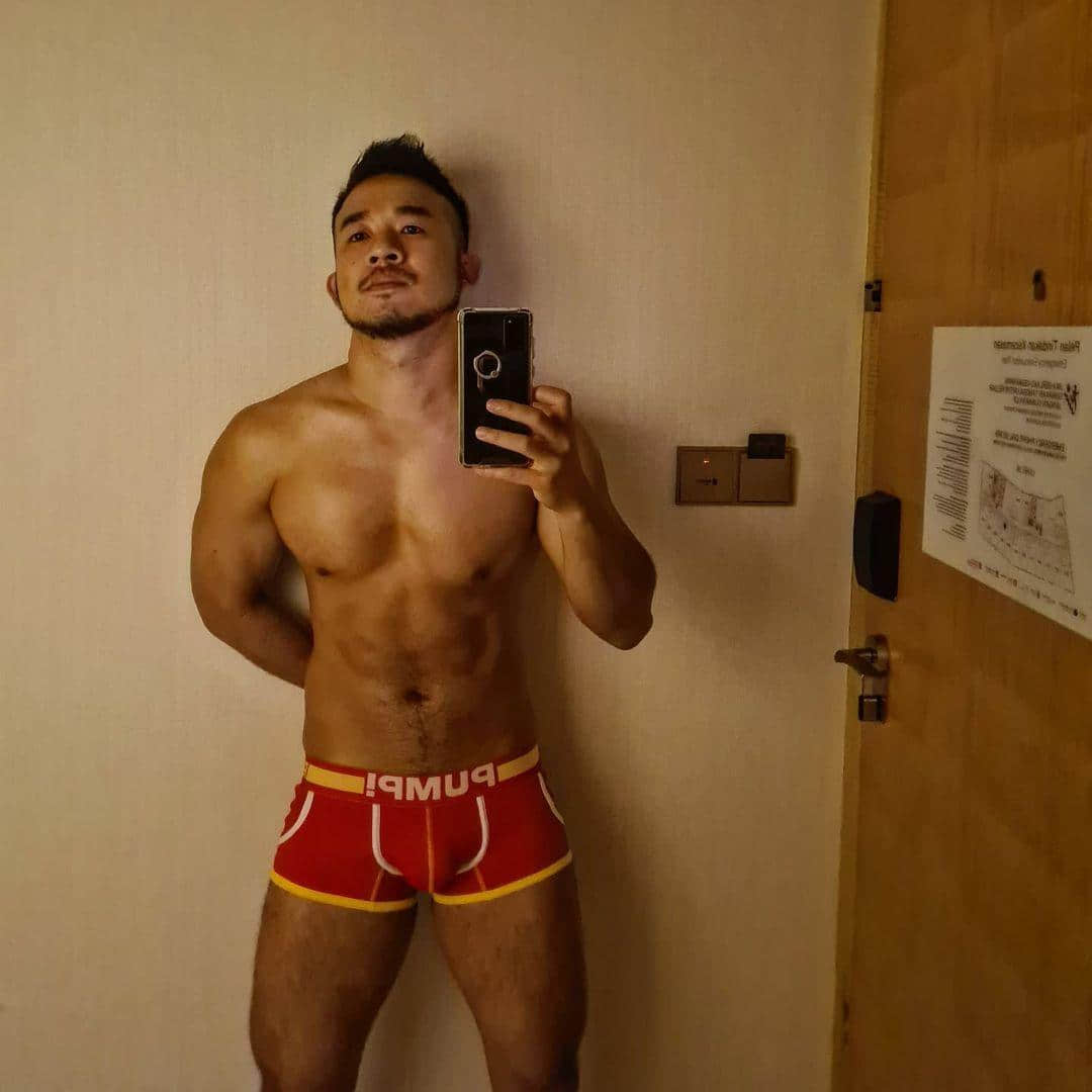 週一品肌肉|牛仔裝、制服控!大馬猛男角色扮演讓你心癢癢:Sam-NICEOLO