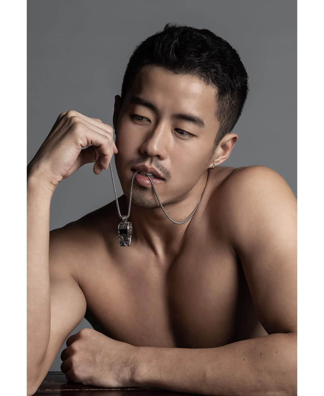 週六嚐鮮肉|咬唇吐舌超可愛!淘氣大男孩:颜子桓-NICEOLO