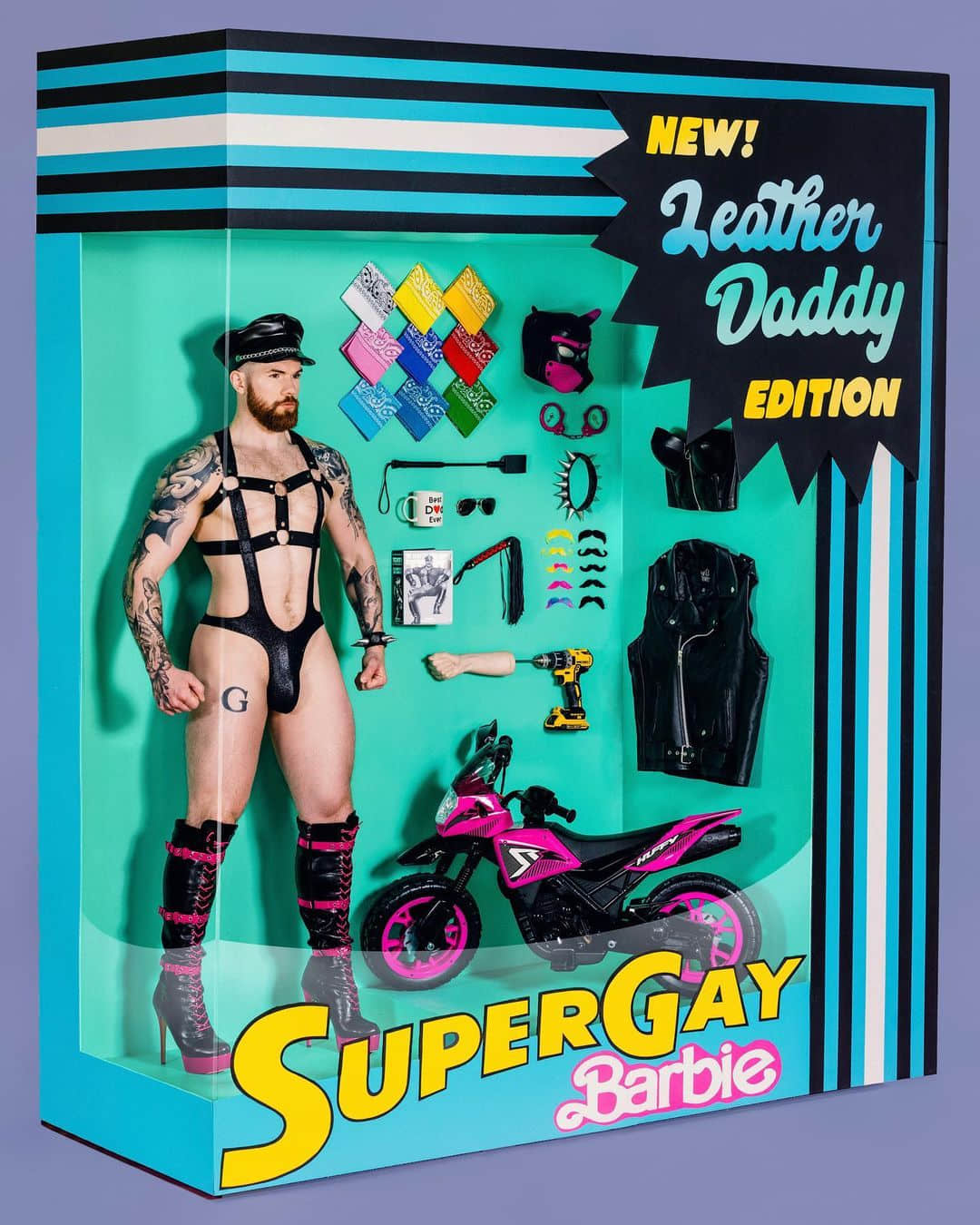 超 Gay 芭比登場! 「皮革爹地版本」把胸甲、吊帶通通穿上身-NICEOLO