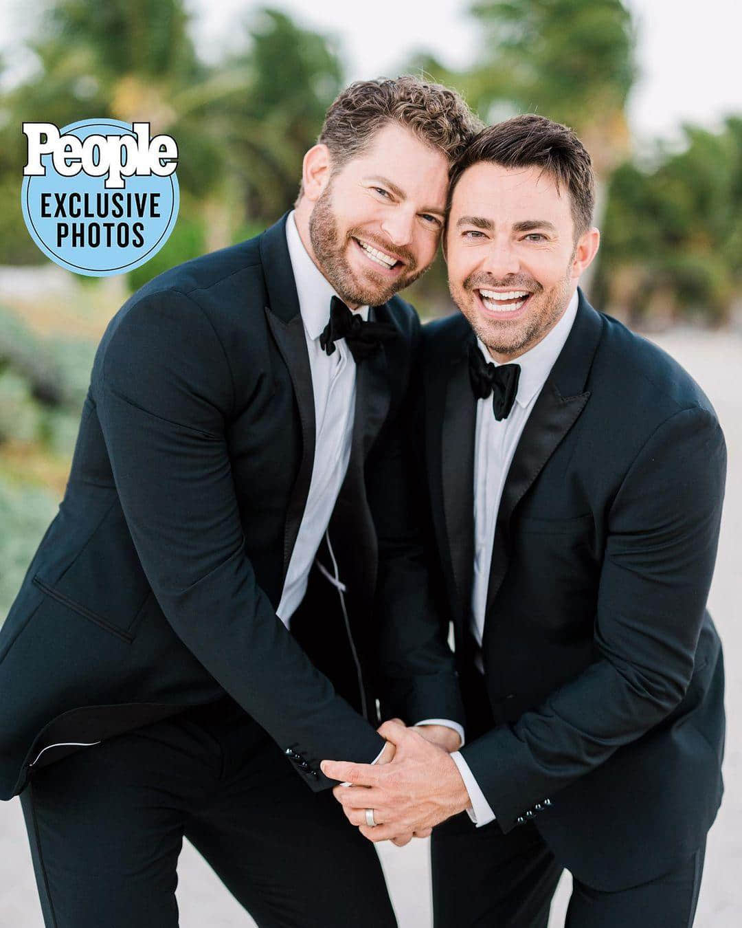 《辣妹過招》演員 Jonathan Bennett 與男友舉行夢幻沙灘婚禮! 夫夫太感動全程又哭又笑-NICEOLO
