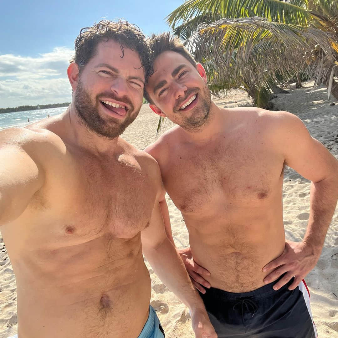 《辣妹過招》演員 Jonathan Bennett 與男友舉行夢幻沙灘婚禮! 夫夫太感動全程又哭又笑-NICEOLO