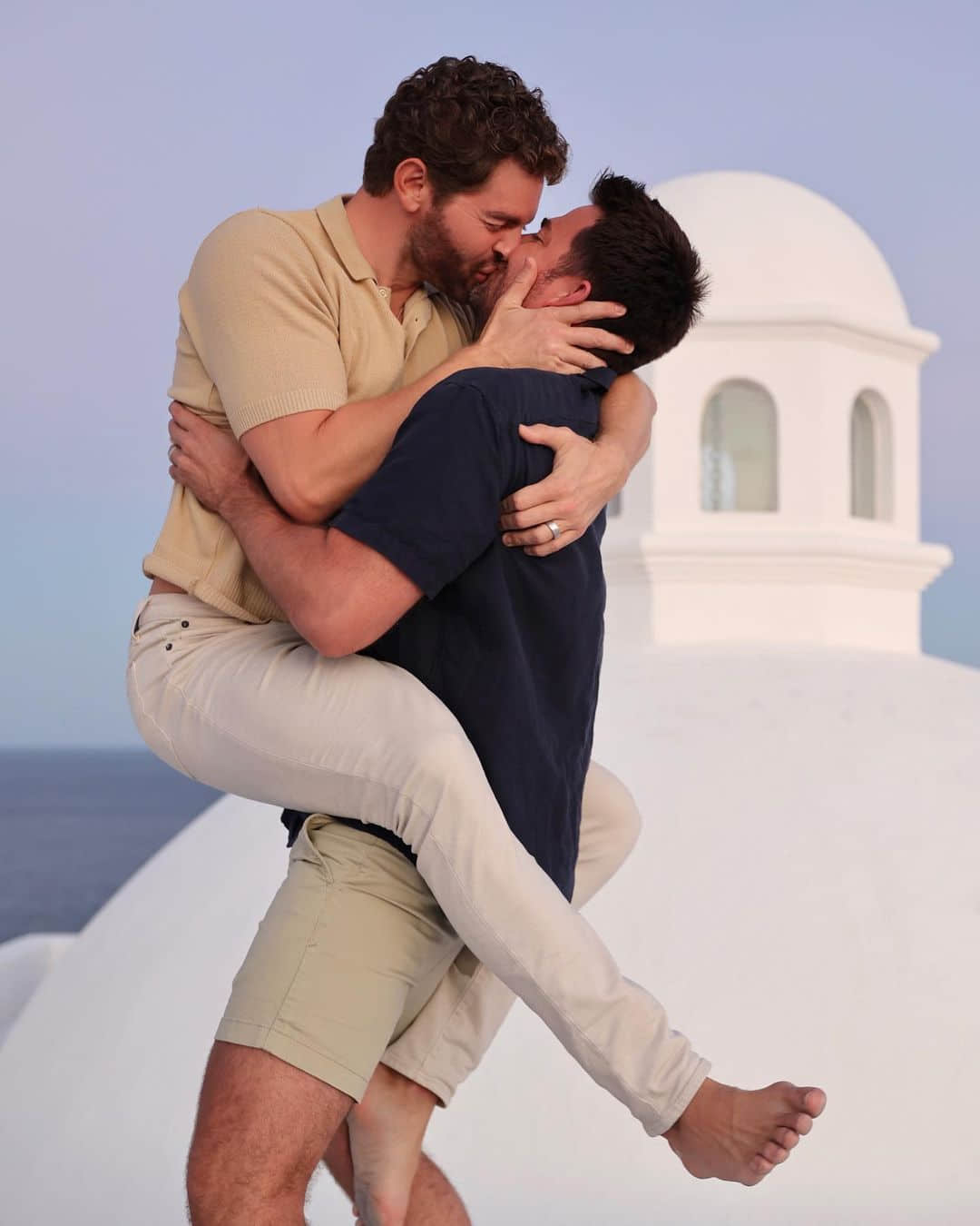 《辣妹過招》演員 Jonathan Bennett 與男友舉行夢幻沙灘婚禮! 夫夫太感動全程又哭又笑-NICEOLO