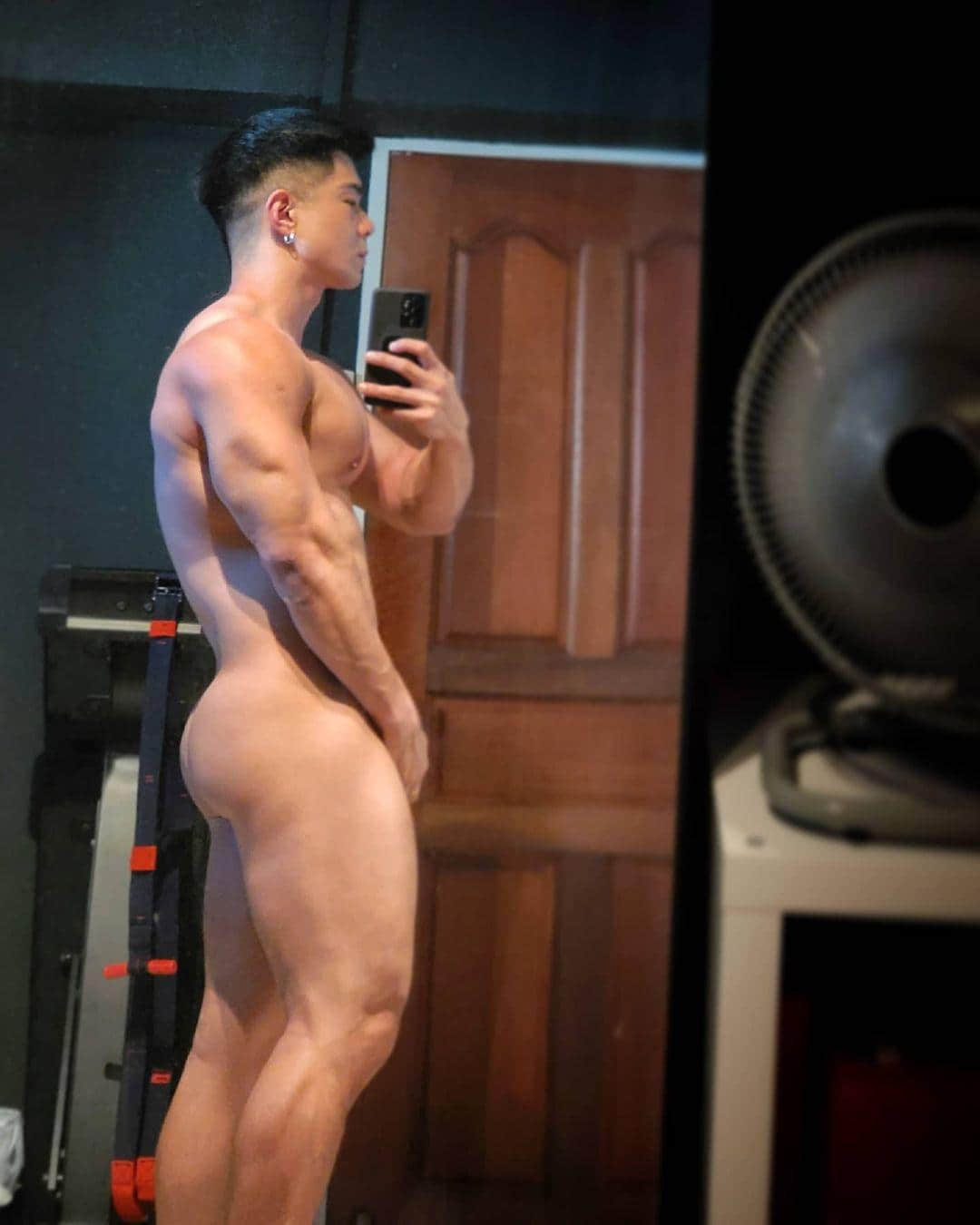 週一品肌肉|招牌泳褲痕! 健身教練辣照不斷 更大方撒糖曬男友:陳偉強-NICEOLO