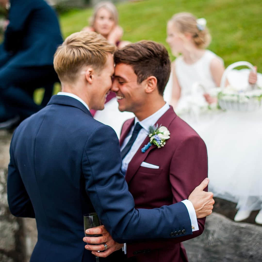 英跳水金童 Tom Daley 慶祝結婚五週年! 超可愛 4 歲兒子長大啦-NICEOLO