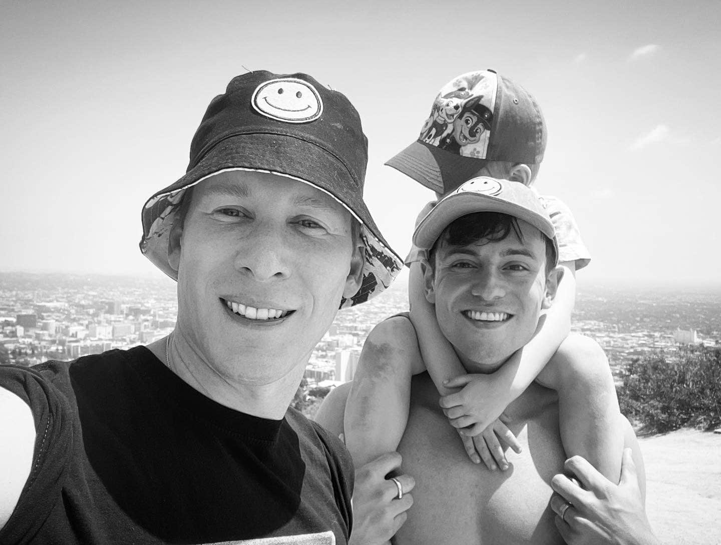 英跳水金童 Tom Daley 慶祝結婚五週年! 超可愛 4 歲兒子長大啦-NICEOLO
