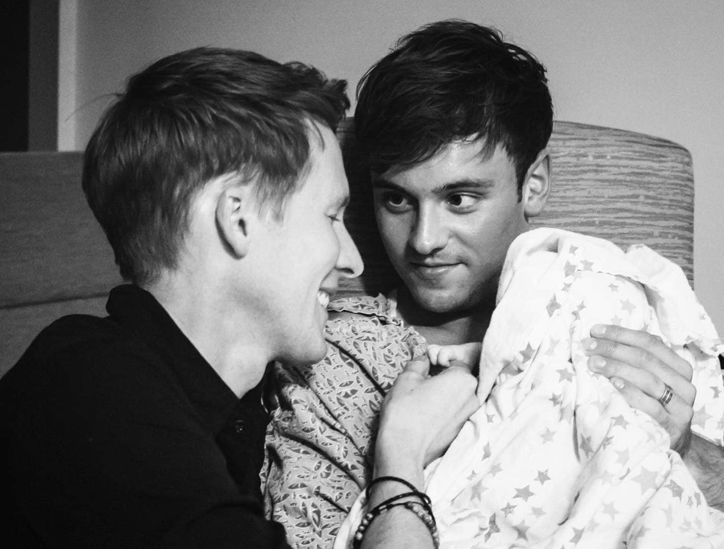 英跳水金童 Tom Daley 慶祝結婚五週年! 超可愛 4 歲兒子長大啦-NICEOLO